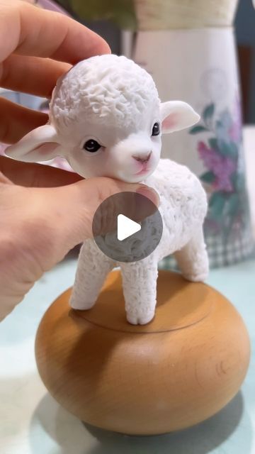 Fondant Sheep Tutorial, Sheep Fondant, Polymer Clay Sheep, Das Clay Ideas, Clay Modelling Ideas, Fondant Animals Tutorial, Doll Cottage, Christmas Nativity Scene Display, Sheep Cute