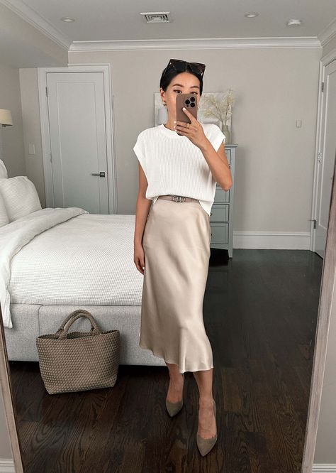 affordable silk slip skirt work outfit // cream + champagne business attire Slip Skirt Outfit, Outfit Cream, Silk Skirt Outfit, Satin Skirt Outfit, Outfit Elegantes, Skirt Outfits Fall, Beige Skirt, Skandinavian Fashion, Chique Outfits