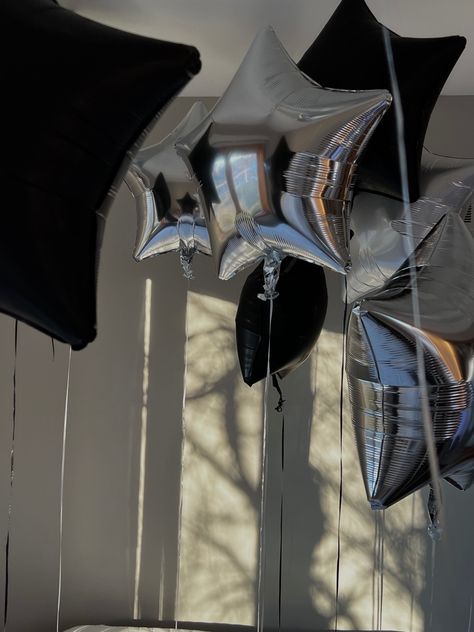 Black Star Balloon, Silver Black Aesthetic, Star Balloons Aesthetic, Star Birthday Party Ideas Decoration, Silver And Black Theme Birthday Party, Birthday Themes Black And White, Silver Star Balloons, Black Silver Birthday Theme, Star Balloon Decorations