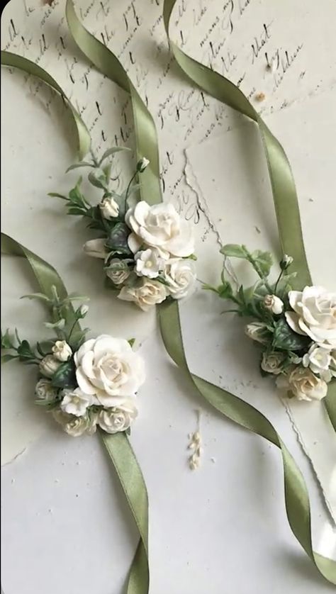 Corsage For Bridesmaids, Rustic Corsage Wedding, Sage Green And White Corsage, Simple Corsage Wedding, Simple Wedding Corsage, Wedding Corsage Diy, Wedding Corsage Ideas, Mother Of Bride Flowers, Sage Green Corsage