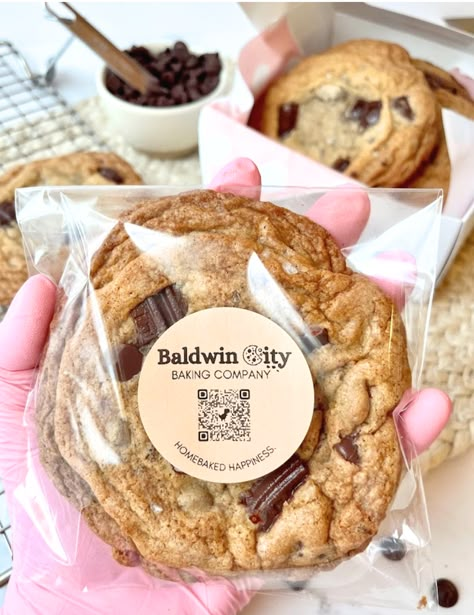 DIY Print at Home Labels For Home Bakery Businesses - Better Baker Club Selling Baked Goods, Giant Chocolate Chip Cookies, Tiny Bakery, Home Labels, Cookie Package, Dessert Business, Bake Sale Packaging, Giant Chocolate Chip Cookie, Print Labels