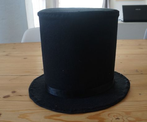 Felt Top Hat Diy, Making A Top Hat, How To Make A Top Hat For A Snowman, Diy Top Hat Decoration, How To Make Top Hat, How To Make Top Hats Diy, Top Hat Decorating Ideas, Sir Topham Hat Costume, Diy Top Hat Tree Topper