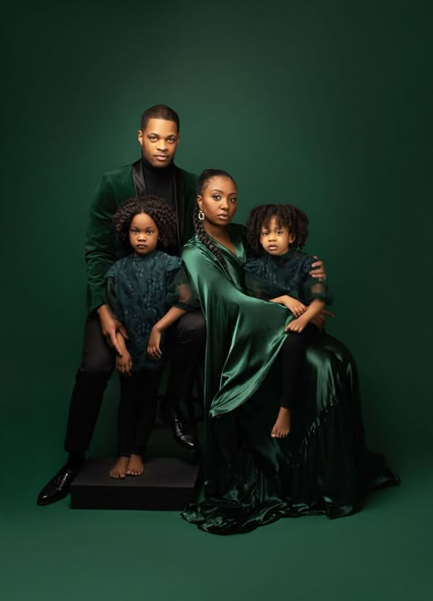 Family Photoshoot Portrait, Family Photos Elegant, Family Of 3 Portrait Poses, Melanin Family Photoshoot, Holiday Family Picture Ideas, Family Portrait Photoshoot, Family Portrait Black Outfits, Family Glamour Photoshoot, Fancy Family Portraits