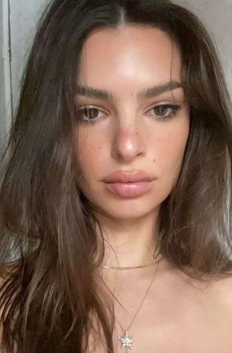 Emrata Makeup, Emily Ratajkowski Makeup, Olive Skin Makeup, Color Castaño, Angel Makeup, 90s Model, Olive Skin, Chanel Makeup, Models Makeup