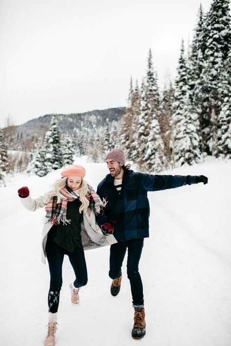 We're Totally Obsessed with These Winter Engagement Photo Outfit Ideas | Junebug Weddings Winter Engagement Photos Outfits, Winter Engagement Pictures, Engagement Photo Outfit Ideas, Snow Photoshoot, Winter Couple, Fall Family Photo Outfits, Engagement Photo Outfit, Engagement Picture Ideas, Photo Outfit Ideas