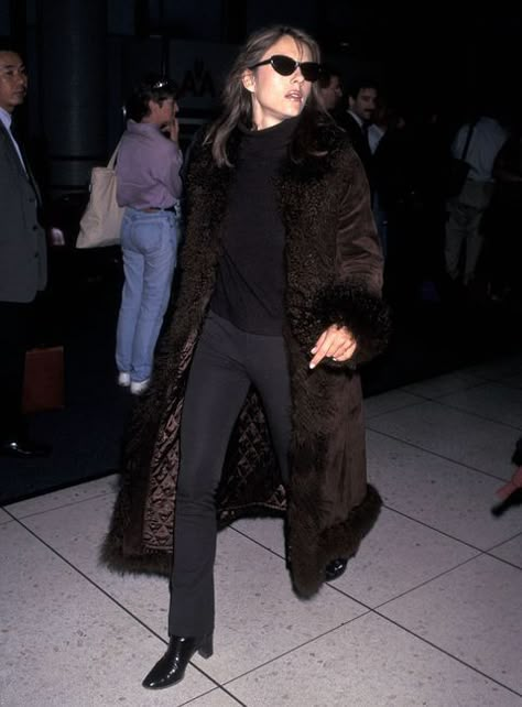 iconic 90s fashion moments London 90s Fashion, New York 90s Fashion, 90s Minimalism Fashion, 90s Street Style, 90s Winter, 90s Minimalism, Fur Coat Outfit, Sleeveless Turtleneck Top, Nyc Outfits