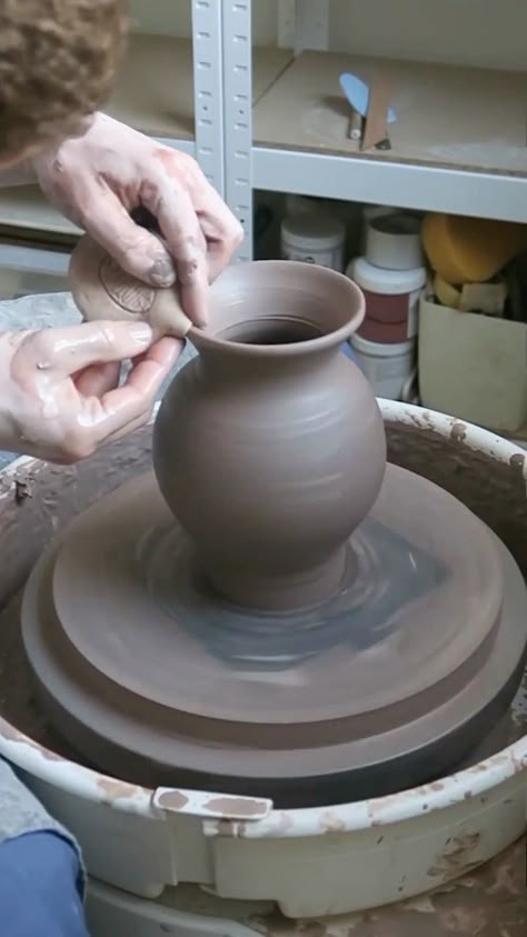 Throwing Pottery Vases, Wheel Thrown Vases, Pottery Vase Ideas, Clay Throwing, Pottery Aesthetic, Ceramic Wheel, Wheel Thrown Ceramics, Sculpture Art Clay, Pottery Form