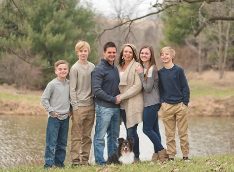 Neutral color scheme during large family photography session in Iowa Neutral Family Photos, Large Family Photography, Large Family Poses, Family Portrait Outfits, Family Photo Colors, Large Family Photos, Winter Family Photos, Family Photo Poses, Family Portrait Ideas