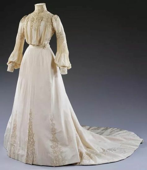 Wedding dress 1902 Bodice Wedding Dress, Cotton Nightwear, June Bride, Edwardian Wedding, 1900s Fashion, Silk Wedding Dress, Edwardian Dress, Antique Wedding, Wedding Gowns Vintage