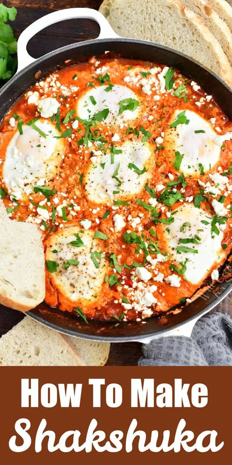 Shakshuka is a bright and vibrant tomato based egg dish with a mouthwatering touch of spice. It’s a wonderful one-dish breakfast recipe make with eggs, then cooked in a bed of chunky tomato and vegetable sauce that’s spiced with the perfect amount of cumin, paprika, and red pepper flakes. Cafe Breakfast Ideas, Egg Dinner Recipes, Tomato Egg Bake, Tomato Egg Recipe, Eggs Tomato Sauce, Low Fat Vegetarian Recipes, Veggie Casserole Recipes, Egg Dinner, Chunky Tomato Sauce