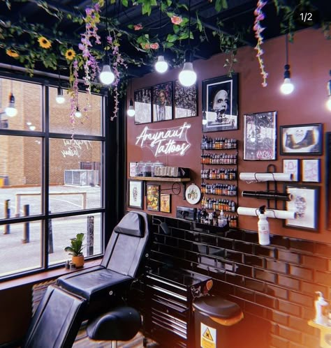 Tattoo Studio Storage Ideas, Tattoo Shop Wall Painting, Tattoo Station Aesthetic, Boho Tattoo Studio Decor, Diy Tattoo Shop Decor, Dark Tattoo Shop Aesthetic, Tattoo Artist Room Decor, Tattoo Artist Work Station, Garage Tattoo Studio