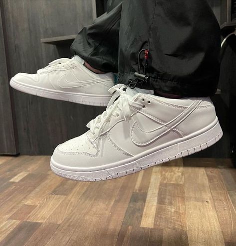 Triple White Dunk Low, All White Dunks, White Nikes Shoes, White Nike Dunks Outfit, White Dunks Outfit, Off White Nike Shoes, Nike Dunk Style, Nike Dunks White, Nike Dunk Low Triple White