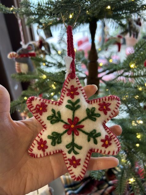 Embroidered Felt Christmas Ornaments Diy, Felt Embroidered Christmas Ornaments, Christmas Decorations Felt, Unconventional Christmas Trees, Christmas Felt Ornaments, Embroidery Christmas Ornaments, Sewn Christmas Ornaments, Felt Ornaments Diy, Embroidered Christmas Ornaments