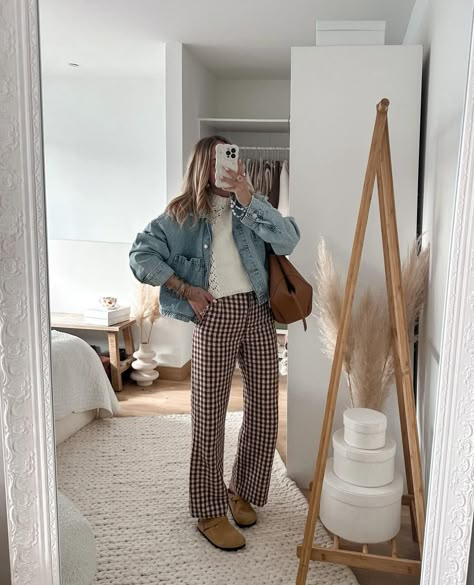 Cute Office Outfits Aesthetic, Casual Outfits With Flannels, Floral Flannel Outfit, Fall Fashion Late 20s, Millennial Fall Fashion, Fall Fashion Midi Skirt, Farmers Market Style Outfits, Work Outfits Plaid Pants, White Tee Fall Outfit