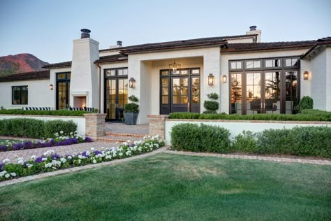 Arizona Modern Home, Desert Mediterranean Home, Arizona Luxury Homes, Homes In Arizona, Courtyard Front Of House, Arizona Homes Exterior, Acadian Style Homes Exterior, Arizona House Exterior, Beautiful Ranch Homes