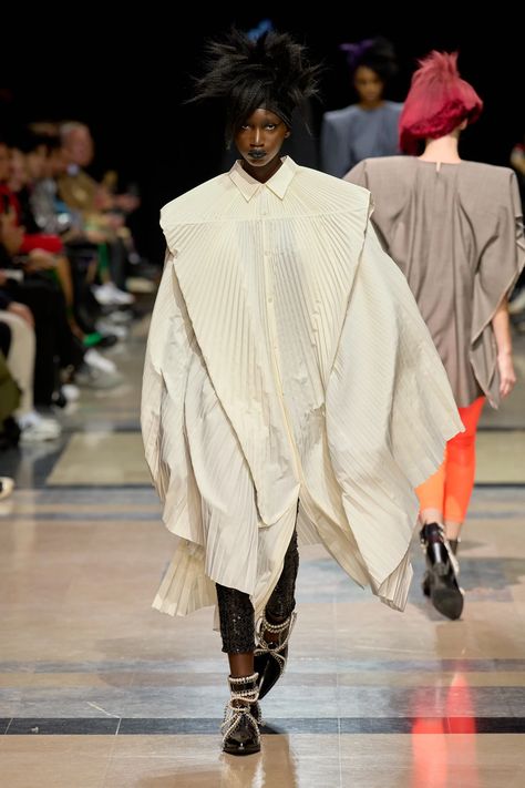 Junya Watanabe Spring 2023 Ready-to-Wear Fashion Show | Vogue Spring 2023 Runway, 2023 Vogue, Punk Street Style, 23 Runway, Paris Runway, Vogue Portugal, Spring Fashion Chic, Paris Fashion Week Runway, Spring 2023 Ready To Wear