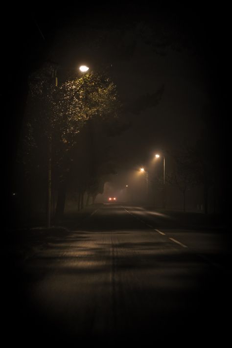 Street At Night, Wallpaper Estetika, Dark Paradise, Dark Pictures, Dark Places, Black Aesthetic Wallpaper, Dark Photography, Night Aesthetic, City Aesthetic