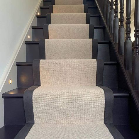 The Top 40 Stair Runner Ideas Stair Runner Ideas, Stairs And Hallway Ideas, Black Staircase, Carpet Staircase, Black Stairs, Staircase Runner, House Staircase, Staircase Makeover, Stair Remodel