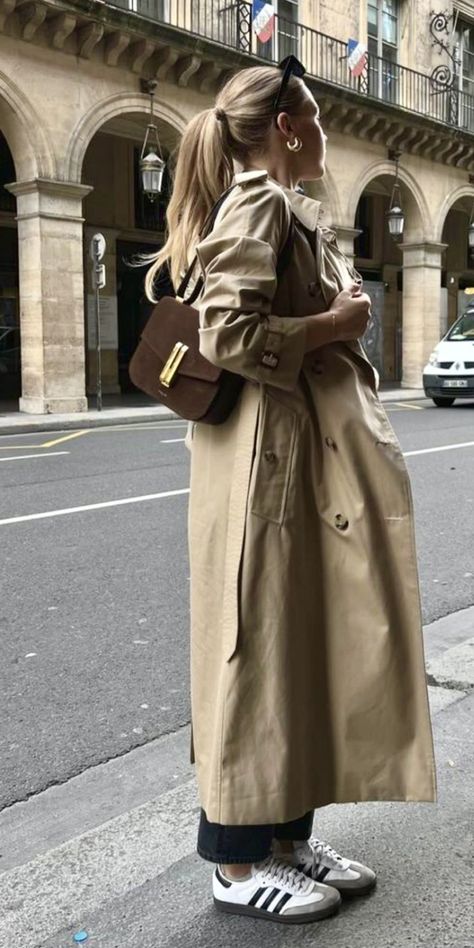 Nyc Aesthetic Fashion Spring, Trench Coat Outfit London, Trench Coat With Jeans Outfit, Trench Coat Outfit Scandinavian, Beige Oversized Coat Outfit, Trench Coats Aesthetic, Long Cream Trench Coat Outfit, Dark Beige Trench Coat Outfit, Khaki Windbreaker Outfit