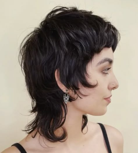 Genderless Hairstyles, Mixie Pixie Mullet Round Face, Short Layered Mullet, Mallet Haircut, Short Shaggy Mullet, Shag Mullet Haircut, Shaggy Pixie Mullet, Mini Mullet, Shag Mullet