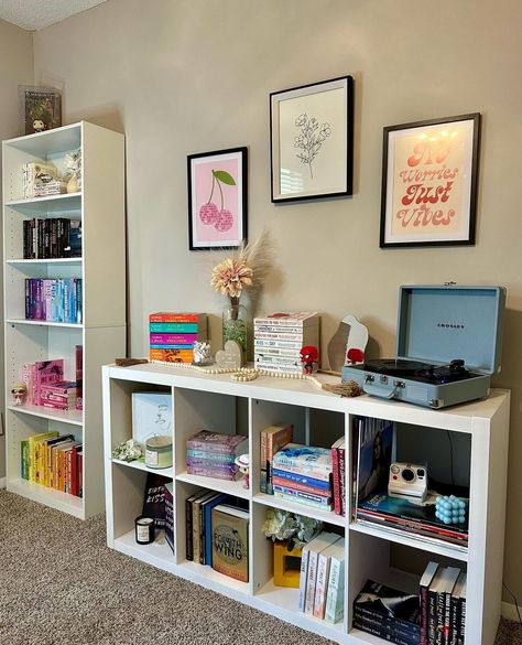 Room Inspiration Bedroom Bookshelf, Dorm Bookshelf Decor, Bookish Apartment Aesthetic, Cute Book Shelves, Bookshelf In Room Aesthetic, Cube Shelf Bookshelf, Room Ideas Book Aesthetic, Cute Bookcase Ideas, Library Bedroom Ideas Bookshelves