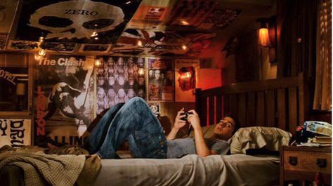 Boy's bedroom from Disturbia (2007) Sala Grunge, Movie Bedroom, 90s Bedroom, Teenager Bedroom Boy, Teen Boy Bedroom, Grunge Room, Classic Bedroom, Teenage Bedroom, Bedroom Goals