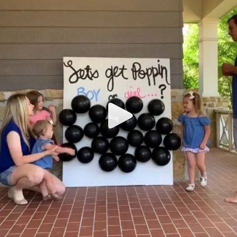 Paint Canvas Gender Reveal, Balloon Popping Gender Reveal, Gender Reveal Ideas With Balloons, Good Gender Reveal Ideas, Gender Reveal Balloons Pop, Suspenseful Gender Reveal Ideas, Twin Baby Reveal Ideas, Gender Reveal Family Ideas, Gender Reveal Sparklers