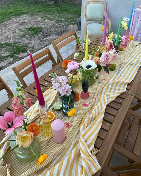 💜💜💜 Summer Brunch Decor, Table Settings For Birthday Parties, Summer Theme Aesthetic, Brunch Outside Table Settings, Flowers On Table Aesthetic, Dinner Decoration Ideas Table Birthday, Brunch Party Table Setting, Summer Party Table Decor, Table Setting Themes