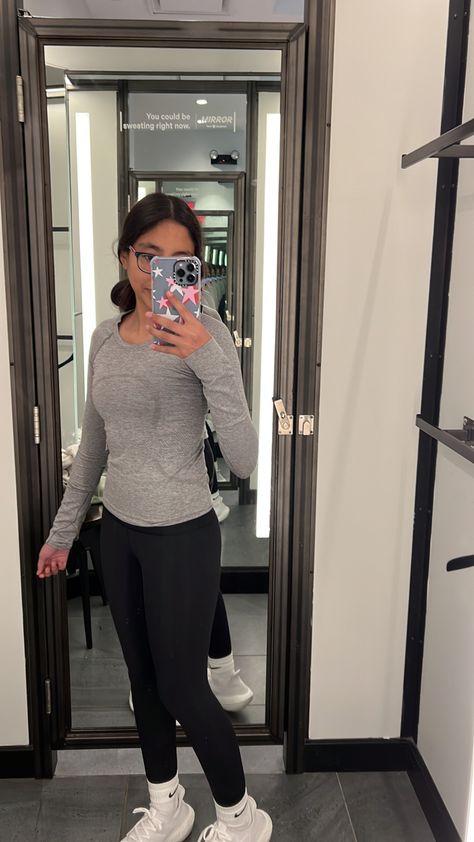 Grey Lulu Shirt Outfit, Black Lululemon Shirt Outfit, Lululemon Long Sleeve Outfit, Basic Lululemon Girl, Swiftly Tech Long Sleeve Outfit, Lululemon Girl Aesthetic, Athetic Outfits, Lululemon Outfit Fashion, Preppy Lululemon