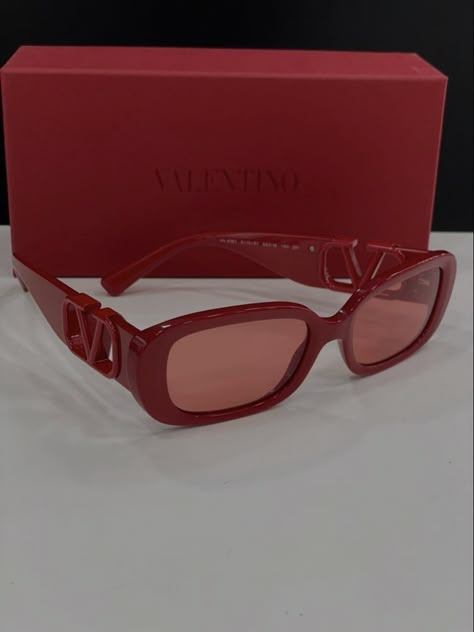 Pretty Sunglasses, Sunglasses For Your Face Shape, Classy Glasses, Valentino Sunglasses, Luxury Glasses, Funky Glasses, Valentino Designer, Trendy Glasses, Cute Sunglasses