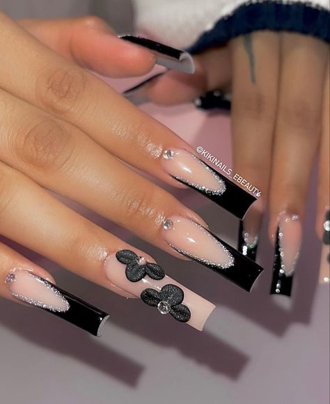 Black Nail Designs With 3d Flowers, Black Acrylic Nails Flower, Black Nails 3d Flowers, Simple Acrylic Nails With Charms, Silver N Black Nails, Latina Acrylic Nails Black, Black Flower Acrylic Nails, Flower Black Nails, Black Acrylic Nails With Flowers