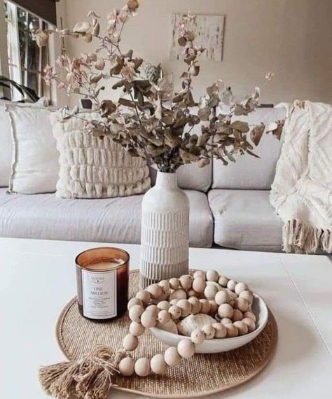 Coffee Table Centerpiece Ideas, Eclectic Decorating, Bohemian Style Living Room, Coffee Table Decor Living Room, Interior Farmhouse, Table Centerpieces For Home, Coffee Table Centerpieces, Bohemian Living Rooms, Decor Eclectic