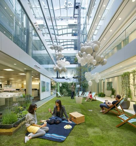 The London branch of HOK (global architecture firm) features a central patch of grass as well as construction method and materials that make it the first LEED Gold building in the United Kingdom. Future Office, Office Pods, Green Office, Workplace Design, Cool Office, Interior Garden, Garden Office, Office Inspiration, Office Interior Design