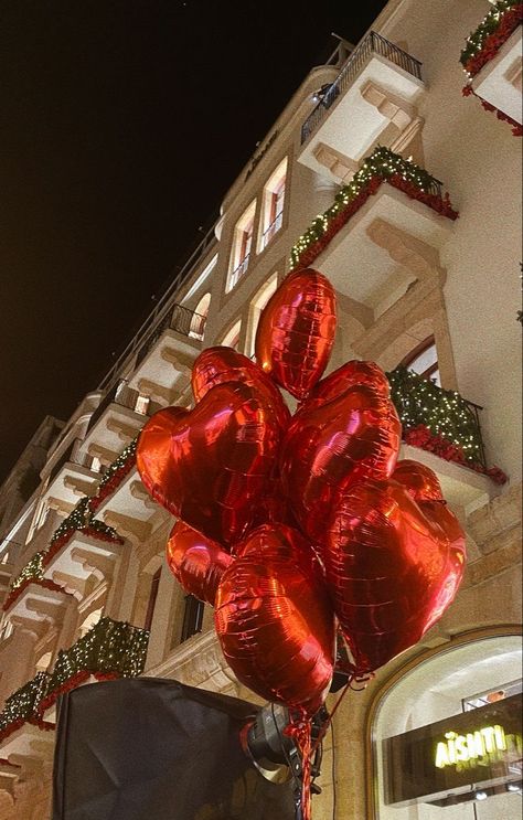 Red Happy Aesthetic, Red Heart Balloons Aesthetic, Red Heart Aesthetic Vintage, Christmas Hearts Wallpaper, Christmas Heart Wallpaper, Red Balloons Aesthetic, Heart Balloons Aesthetic, Heart Balloons Wallpaper, Red Aesthetic Valentines