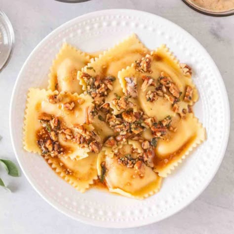 This Butternut Squash Ravioli Sauce is an insanely delicious sauce with the savory flavors of brown butter, sage, and a hint of garlic. Squash Ravioli Sauce, Butternut Squash Ravioli Sauce, Soup Recipes Healthy Low Calories, Squash Sauce, Brown Butter Sage Sauce, Butternut Squash Pasta Sauce, Brown Butter Sage, Ravioli Sauce, Weekday Recipes