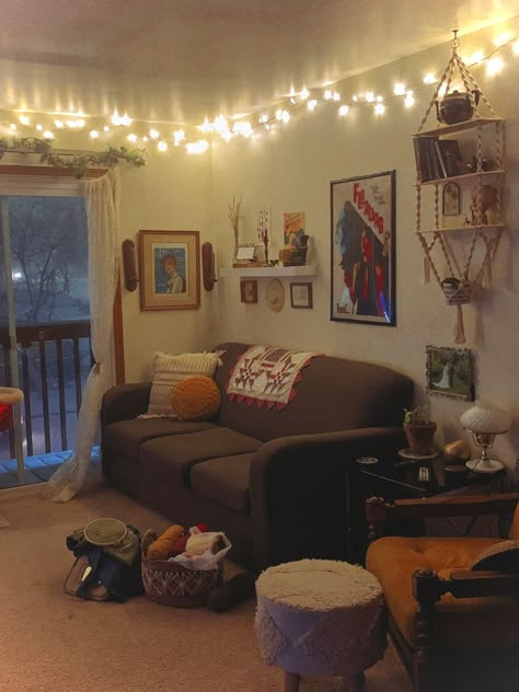 Fairy Lights Apartment Decor, Small Apartment Decorating Cottagecore, Small Cheap Apartment Aesthetic, Apartment Decorating Thrift, Chill Apartment Vibes Kitchen, College Suite Living Room, Dorm Suite Ideas Living Room, Home Asethic, Holiday Hummus