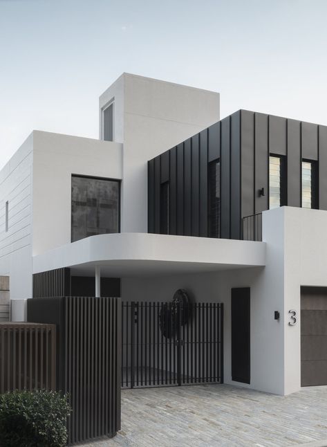 Black And White Modern House, Minimalist House Exterior Design, Garage Minimalist, Minimalist House Exterior, Mexico House, Contemporary House Exterior, Exterior Design Ideas, Small Modern Home, Front Gate