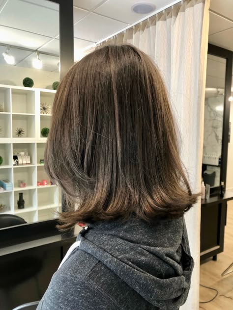 Lob With Flipped Ends, Hair Flipped Out, Medium Length Haircut Flip Out, 90s Medium Hairstyles, Short Hair Flared Out, Flipped Ends Short Hair, Flipped Up Hair Ends, Hair That Flips Out Hairstyles, Long Bob With Flipped Ends