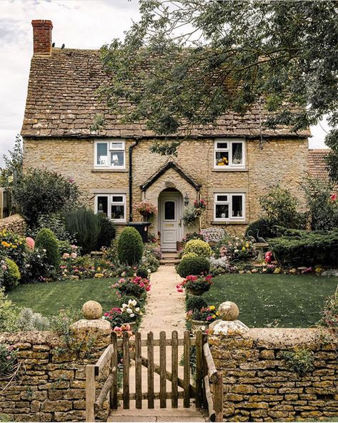 Rosehill Cottage, British Cottage, English Country Cottage, Cottage Aesthetic, Fairytale Cottage, Cottage Exterior, Farm Cottage, English Cottage Style, Dream Cottage