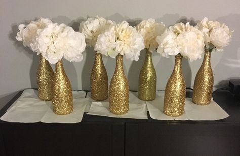 Glitter Centerpieces Wedding, Glitter Centerpieces Diy, 25th Birthday Centerpieces, Gold Diy Centerpieces, Gold And White Vase Centerpieces, Champagne Centerpiece Ideas, Black And Gold Centerpieces Diy, Simple Table Centerpieces For Party Gold Glitter, Gold Wine Bottle Centerpiece