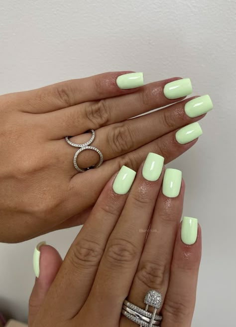 Manicure For Vacation, Summer Nails Shellac Short, Summer Nail 2024 Trends Square, Summer Nails Square Bright, Simple Bright Summer Nails, Lime Green Summer Nails, Summer Green Nails Designs, Lime Green Short Nails, Green Summer Nails Designs