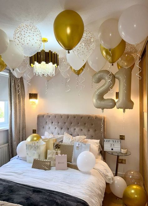 21 Gold Balloons, 21st Bday Balloons, Vision Board 21st Birthday, 21st Birthday Aesthetic Decor, 21st Birthday Diy Decorations, 21st Birthday Balloon Ideas, 21 Birthday Ideas Decoration, 21st Birthday Decorations At Home, Classy Birthday Decorations