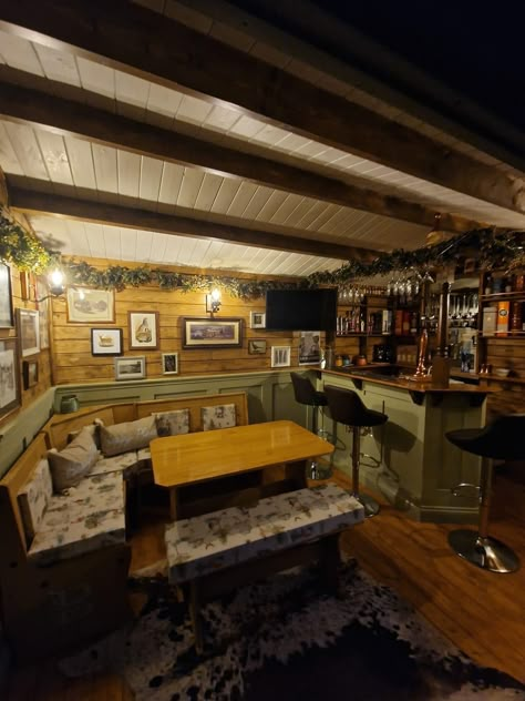 Cosy Garage Ideas, Outside Bar Decor Ideas, Bar Ideas For Garden, Shed Pub Ideas, Pub Style Basement, Backyard Pub Shed, Shed Interior Ideas, Backyard Shed Bar Ideas, Home Pub Ideas