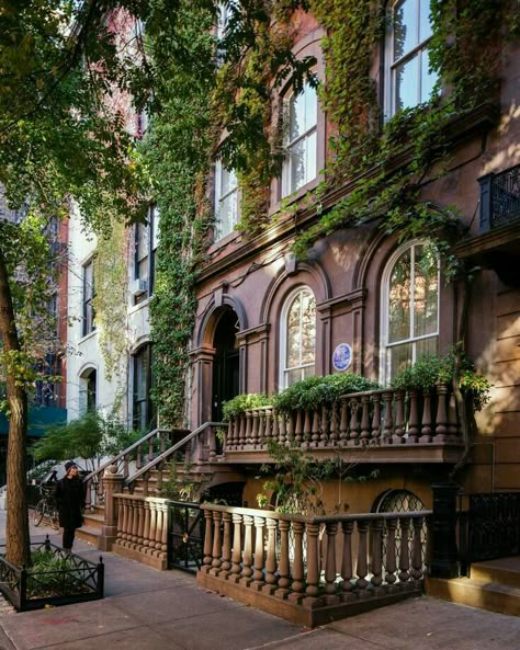 Townhouse Neighborhood, Townhouse Aesthetic, Boston Townhouse, Townhouse Architecture, Brownstone Townhouse, Brownstone Interiors, Greenwich Village Apartment, Nyc Brownstone, New York Brownstone