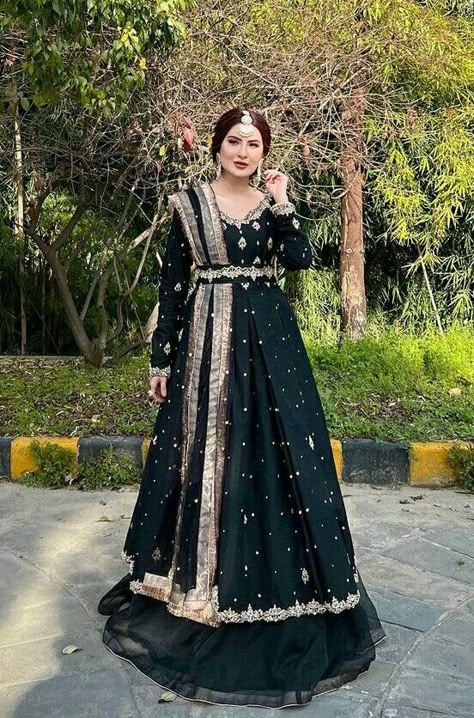 Black Indian Dress Anarkali, Pakistani Style Lehenga, Black Lehnga Designs Indian Weddings, Maxi Dress Pakistani, Black Reception Dresses Indian, Velvet Lehnga Designs Latest Pakistani, Black Bridal Lehenga Pakistani, Pakistani Lehenga Designs, Baraat Dress For Sister