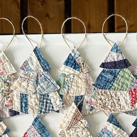 Repurpose Quilt, Upcycled Christmas Tree, Rustic Christmas Tree Ornaments, Quilt Ornaments, Quilt Crafts, Upcycled Christmas, Quilt Christmas, Quilted Ornaments, Christmas Tree Hanging