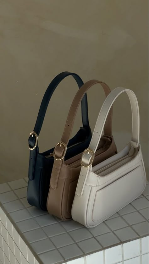 Aesthetic handbag. Neutral tones. Gold detaisl. Spring outfit inspo. Lalala girl. Summer inspo. Minimal style. Neutral style. Streetstyle. Girls night aesthetic. Influencer aesthetic Cute Everyday Purse, Everyday Bag Aesthetic, Purses And Handbags Aesthetic, Outfits With Handbags, Lalala Girl Aesthetic, Cute Bags Aesthetic, Fashion Influencer Aesthetic, Lalala Girl, Neutral Bags