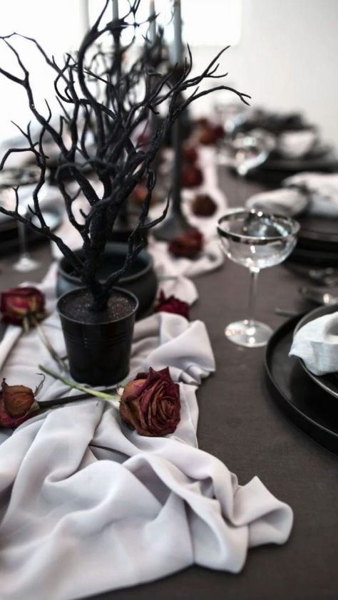 10 inspirações de mesa posta Halloween | Halloween table, Halloween table decorations, Simple halloween decor Halloween Bridal Showers, Modern Halloween Decor, Halloween Table Settings, Table Halloween, Halloween Decor Diy, Halloween Themed Wedding, Halloween Memes, Modern Halloween, Halloween Table Decorations