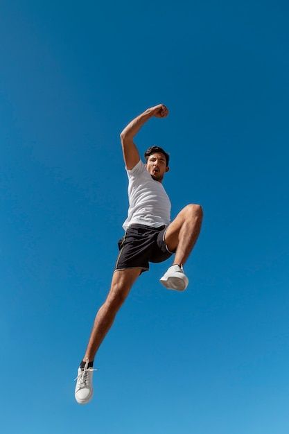 Free photo man jumping while doing parko... | Free Photo #Freepik #freephoto #parkour #outdoor-sports #sport-man #active Man Dynamic Pose, Dynamic Poses Photography, Parkour Reference, Poses Jumping, Running Pose Reference, Adventure Time Painting, Parkour Photography, Dad Illustration, Jumping Poses