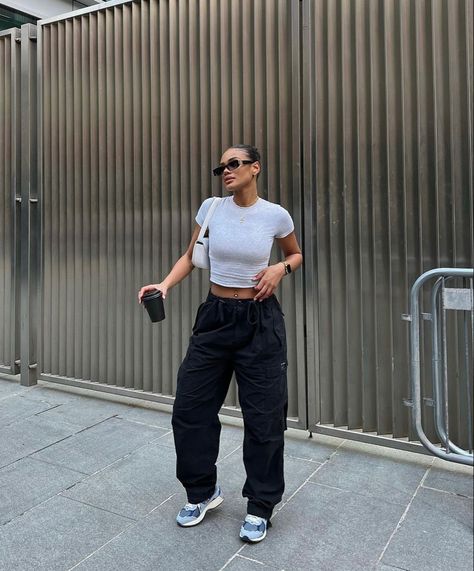 Cargo Outfit, Cargo Pants Outfit, Uni Outfits, Joggers Outfit, Causal Outfits, Chill Outfits, Looks Street Style, Causual Outfits, Streetwear Fashion Women